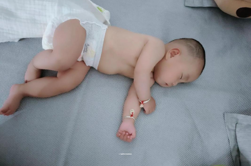 南宁三个月宝宝抬头不稳